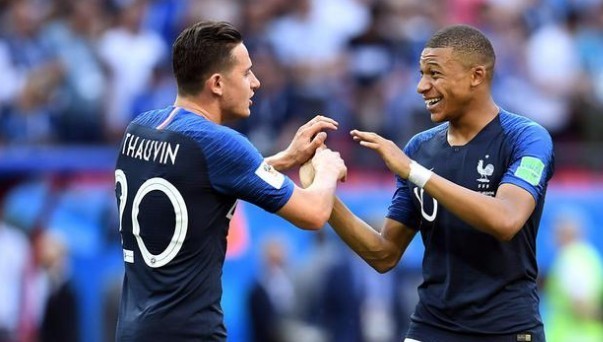 达尼洛同时斩获两座欧冠&解放者杯冠军，为历史首人